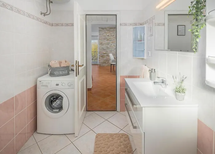 2 Bedroom Awesome In Porec Hébergement de vacances