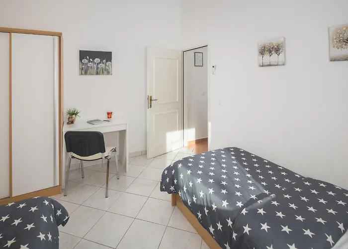 2 Bedroom Awesome In Porec Hébergement de vacances *