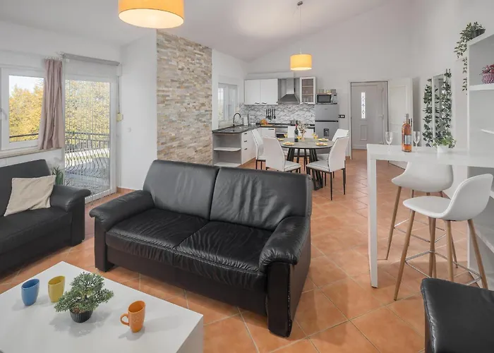 2 Bedroom Awesome In Porec Hébergement de vacances