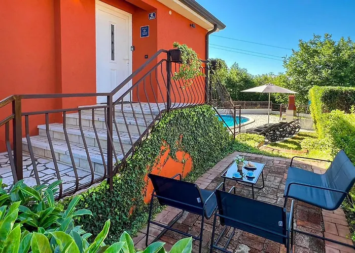 2 Bedroom Awesome In Porec Hébergement de vacances *