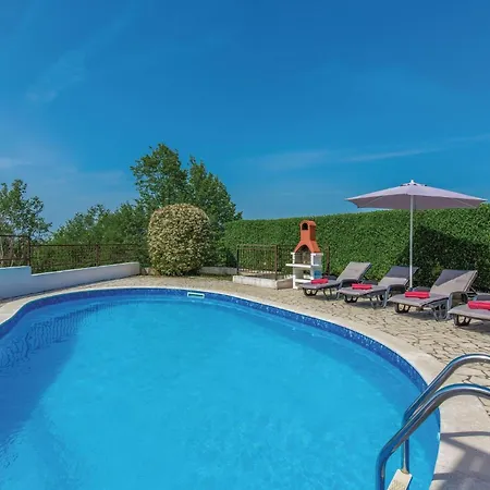 2 Bedroom Awesome In Holiday home *