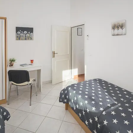 2 Bedroom Awesome In Holiday home *