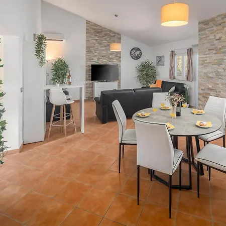 2 Bedroom Awesome In