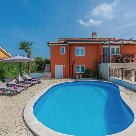 2 Bedroom Awesome In Holiday home Porec